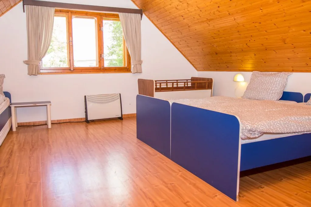 Slaapkamer 1 met kinderbed